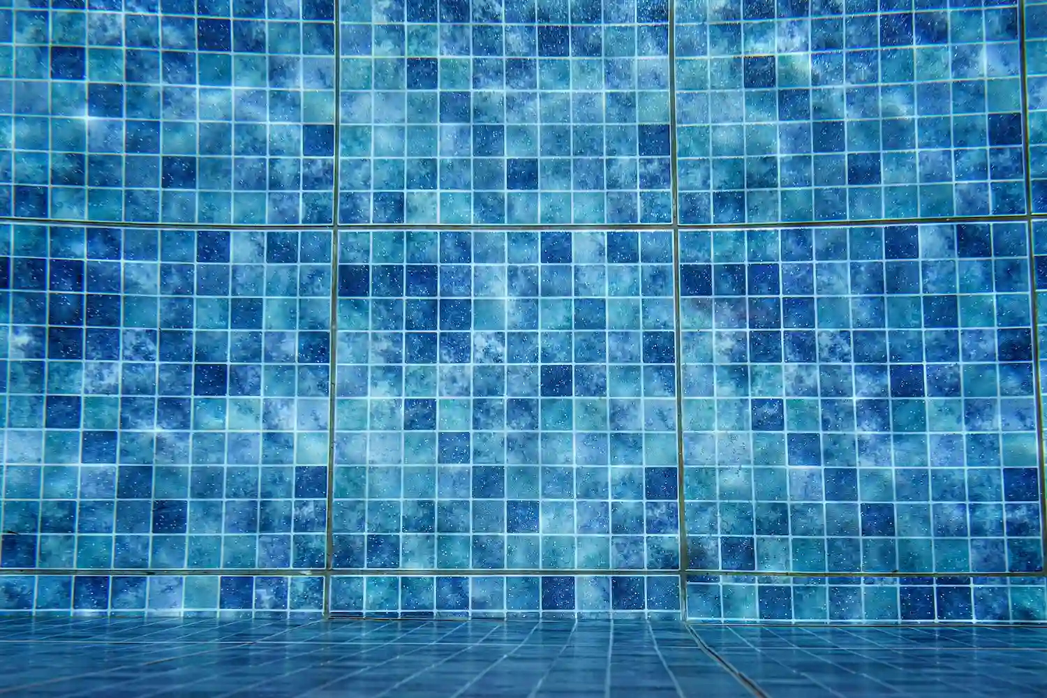 como limpiar las paredes de la piscina sin vaciarla